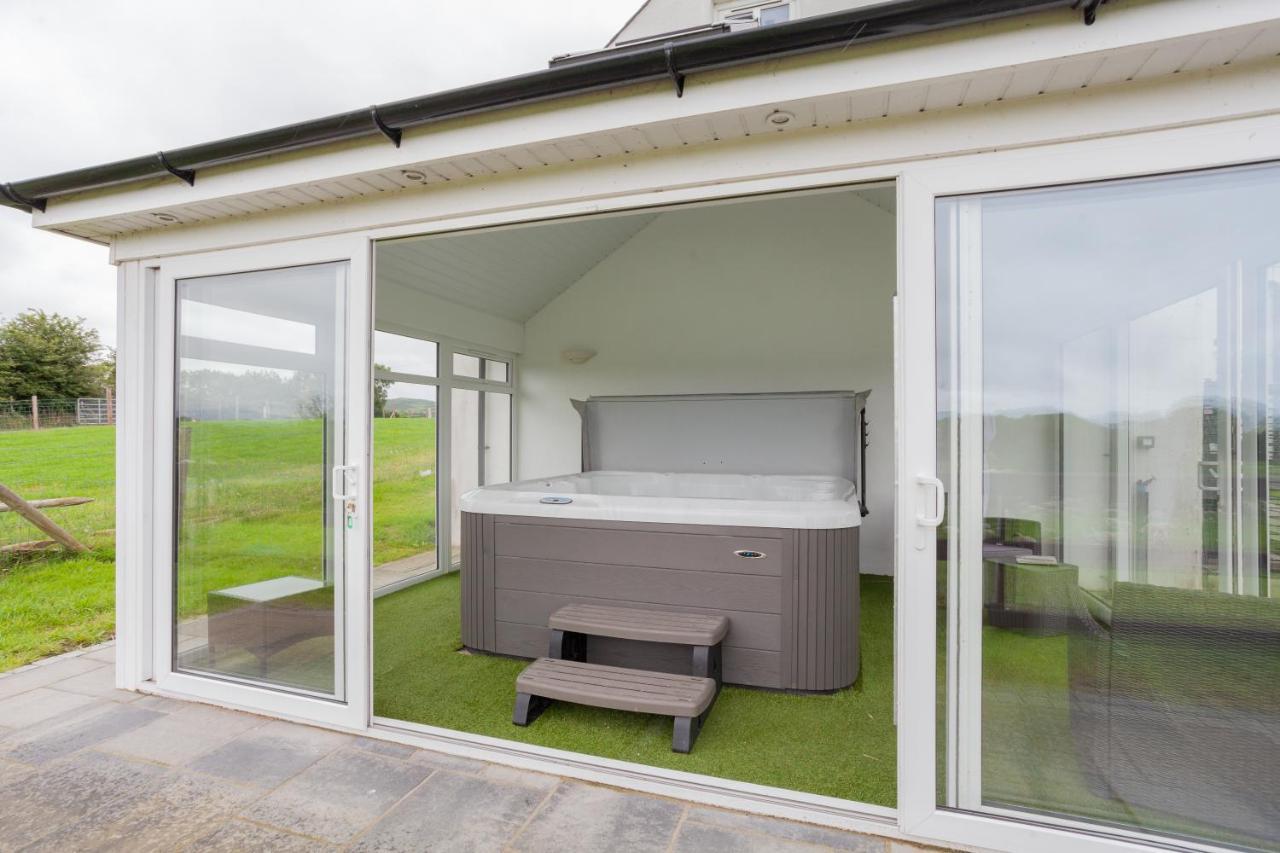 Beautiful Mountain Views & Private Hot Tub